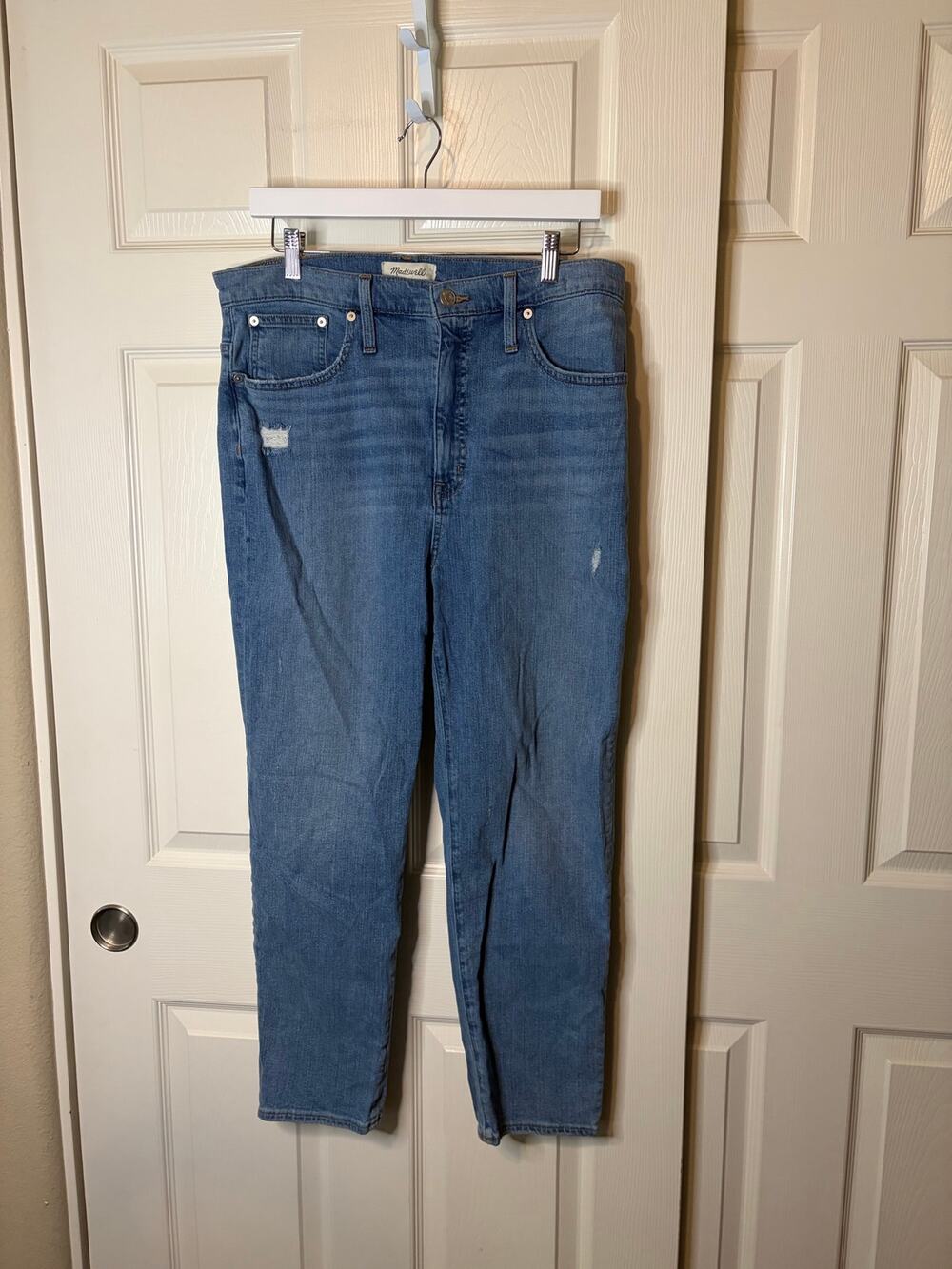 Women’s Madewell Med Wash Distressed Classic Straight Jean Sz 32